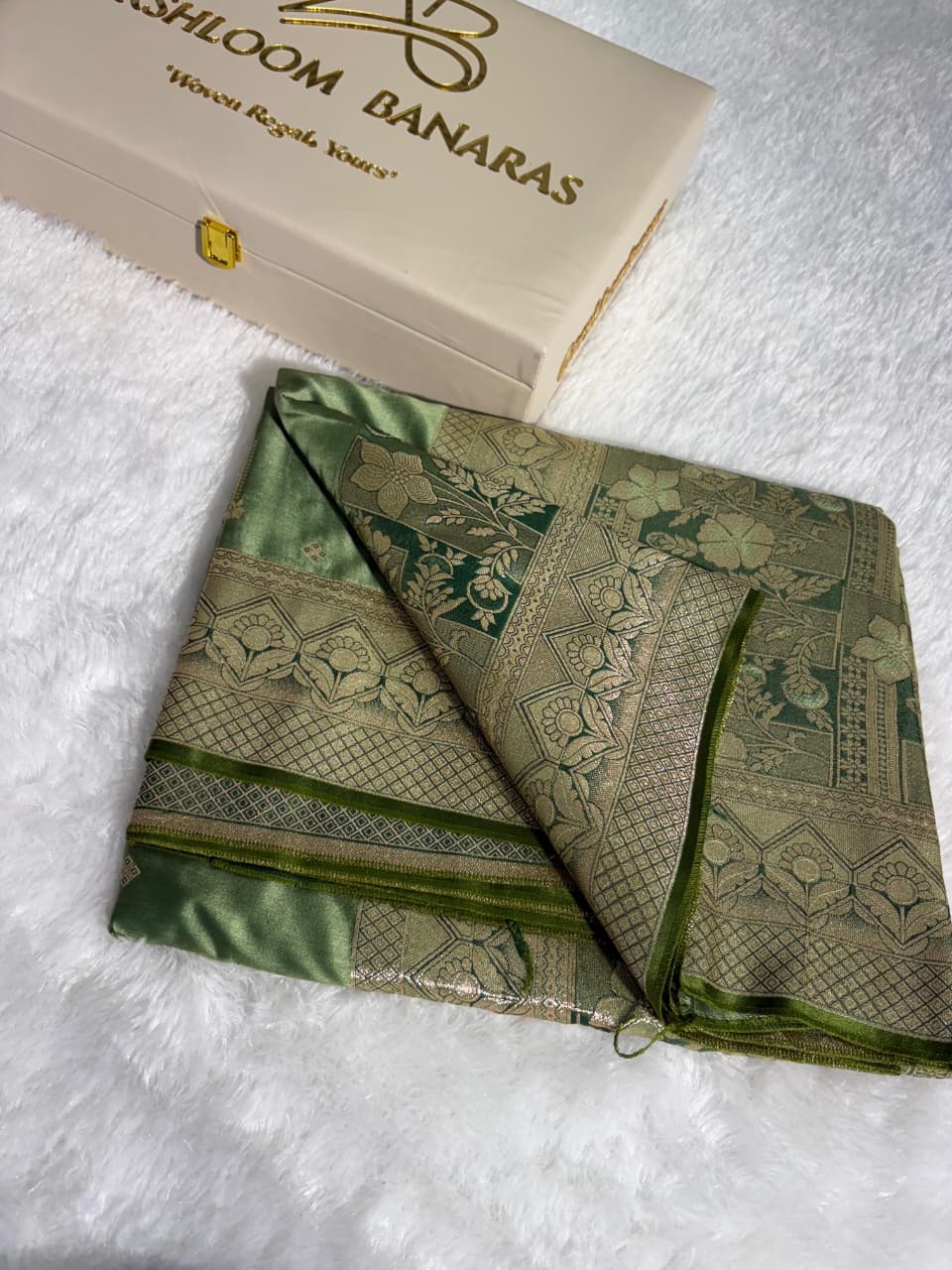 Leaf Green Floral & Booti Pattern Mashru Silk Saree