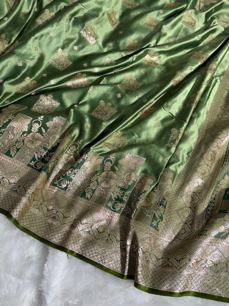Leaf Green Floral & Booti Pattern Mashru Silk Saree
