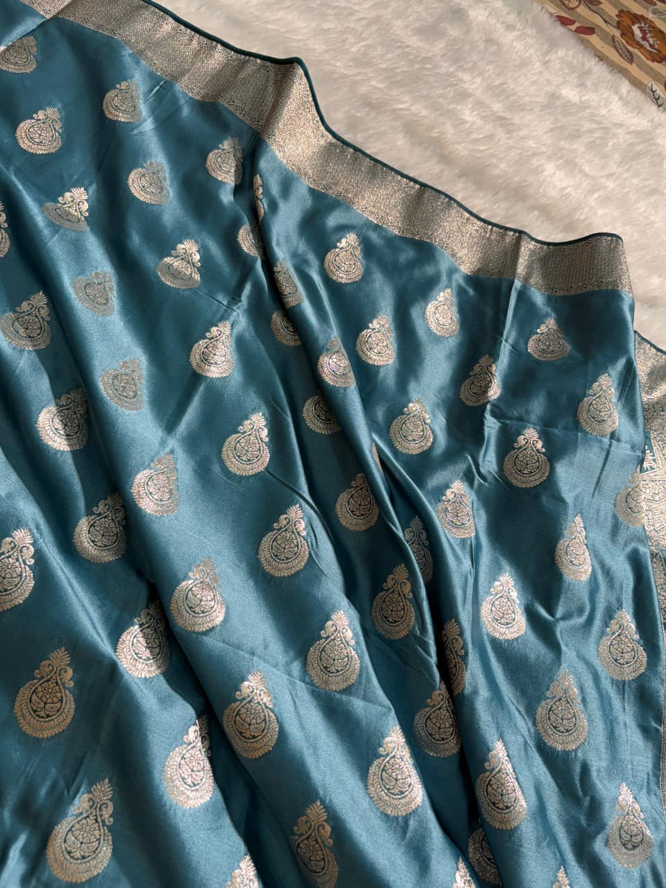 Firozy Scallop Boota Pattern Mashru Silk Saree