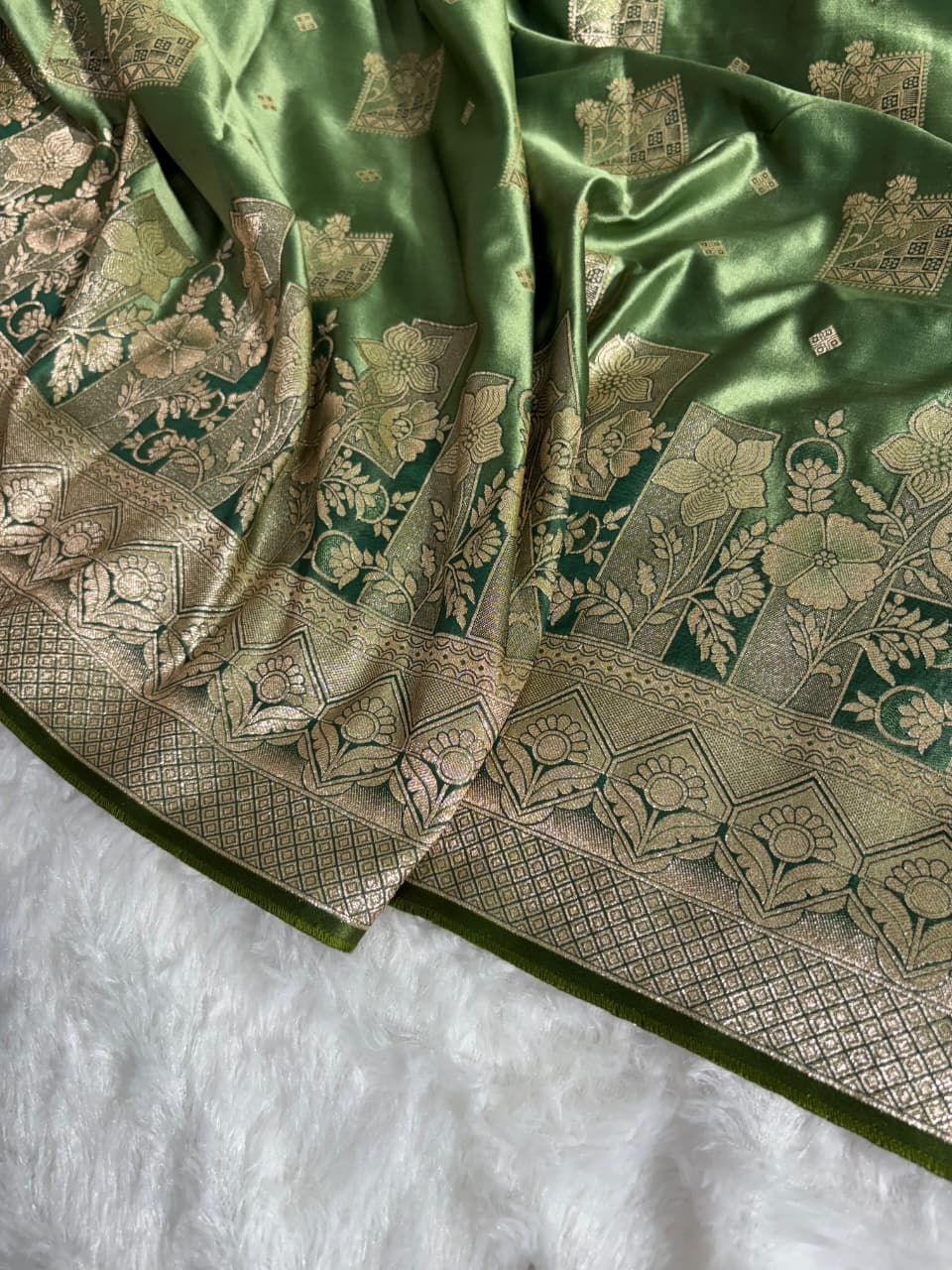 Leaf Green Floral & Booti Pattern Mashru Silk Saree