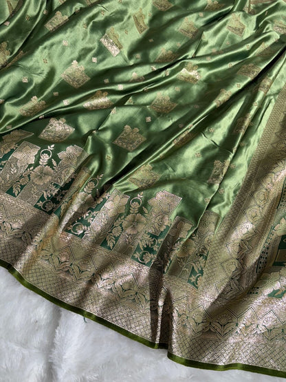 Leaf Green Floral & Booti Pattern Mashru Silk Saree