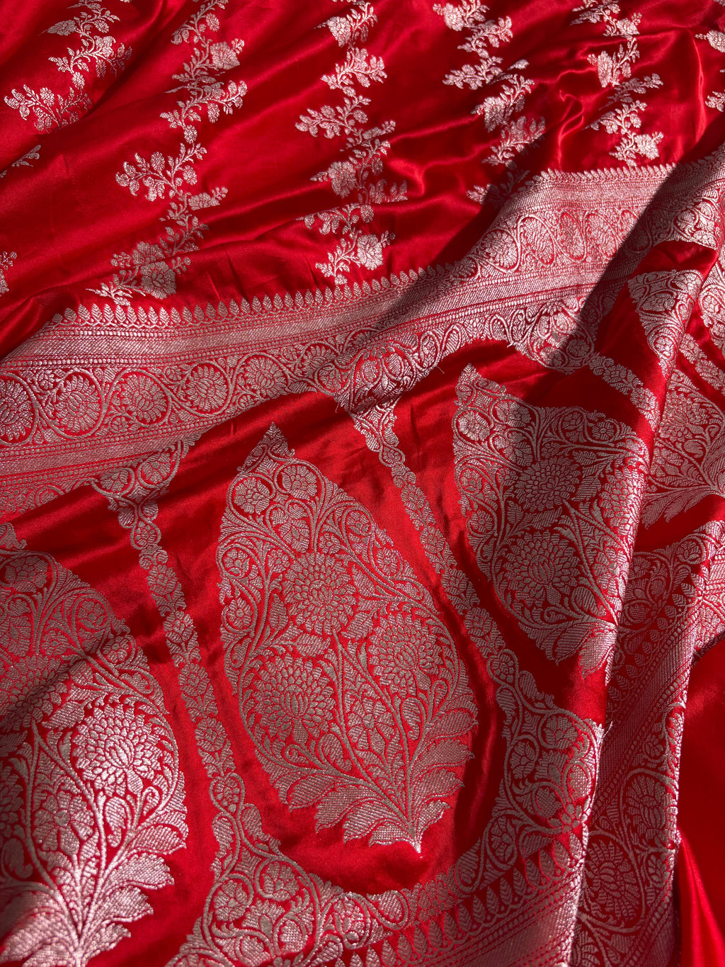 Cross Jaal Floral Pattern Mashru Silk Saree in Red Shades