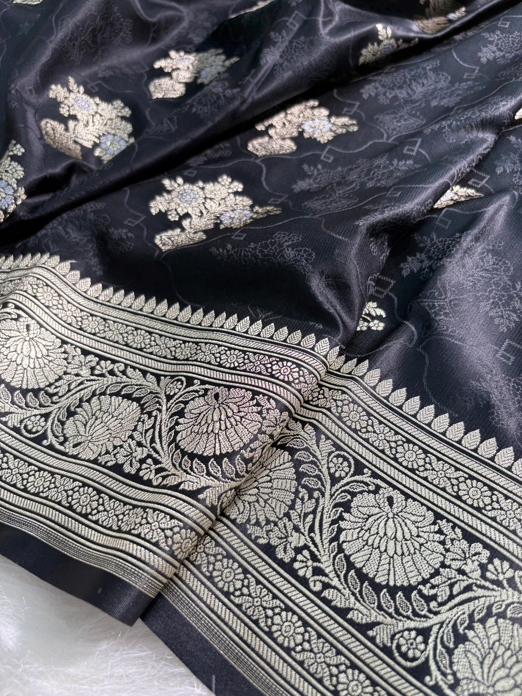 Banarasi Tanchoi Black Floral Boota Mashru Silk Saree