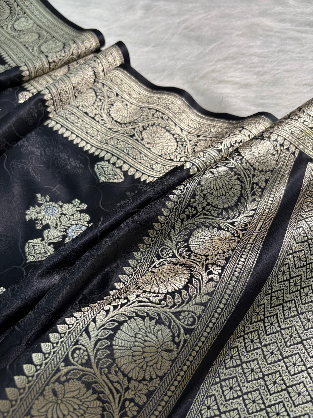 Banarasi Tanchoi Black Floral Boota Mashru Silk Saree
