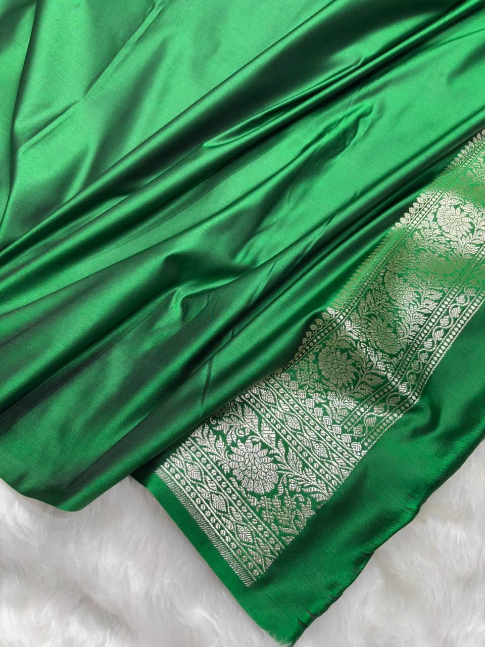 Banarasi Jaal Boota Pattern Mashru Silk Saree in Bottle Green Shades