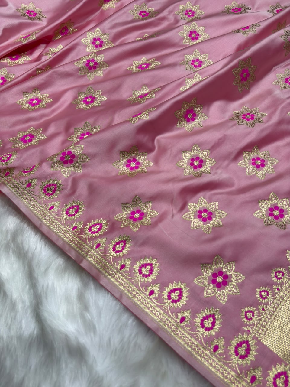 Banarasi Star Pattern with Unique floral border Mashru Silk Saree in Rose-gold Shades