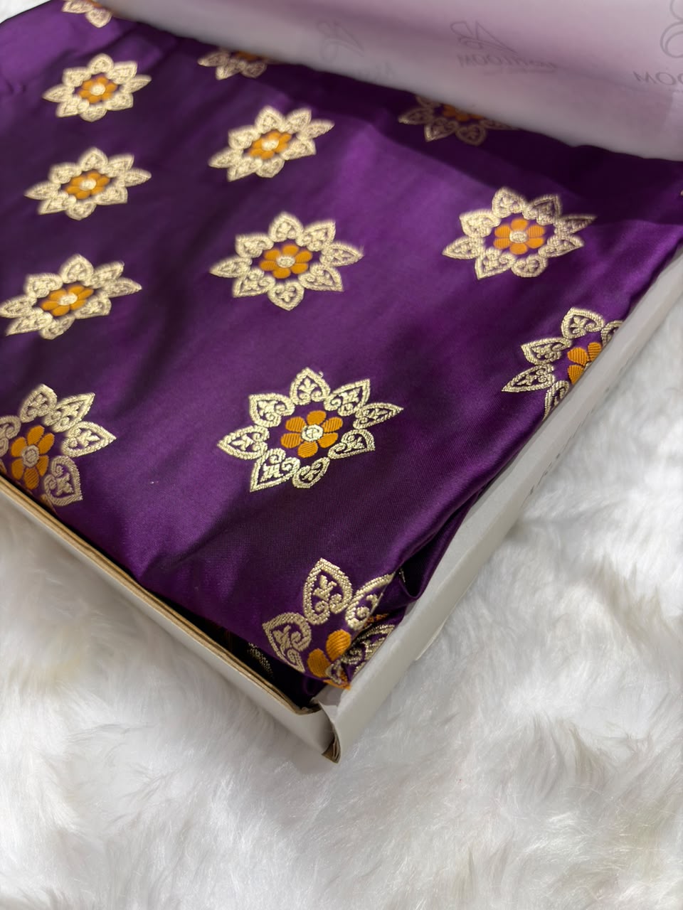 Banarasi Star Pattern with Unique Floral border Mashru Silk Saree in Purple Shades