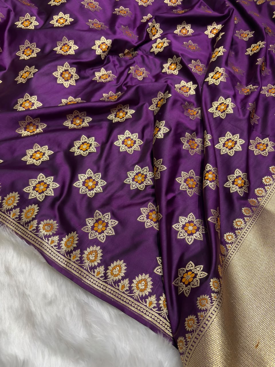 Banarasi Star Pattern with Unique Floral border Mashru Silk Saree in Purple Shades