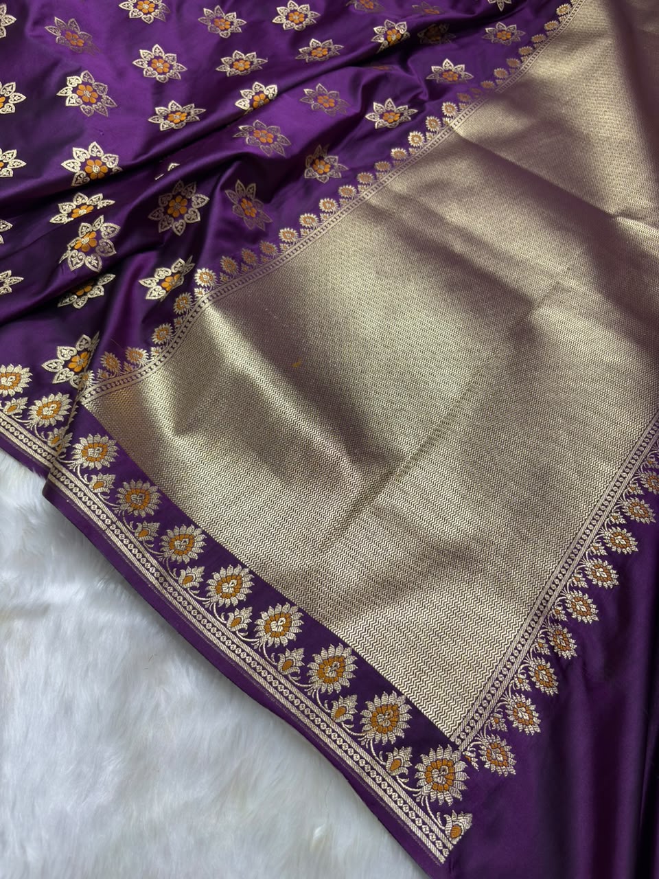 Banarasi Star Pattern with Unique Floral border Mashru Silk Saree in Purple Shades