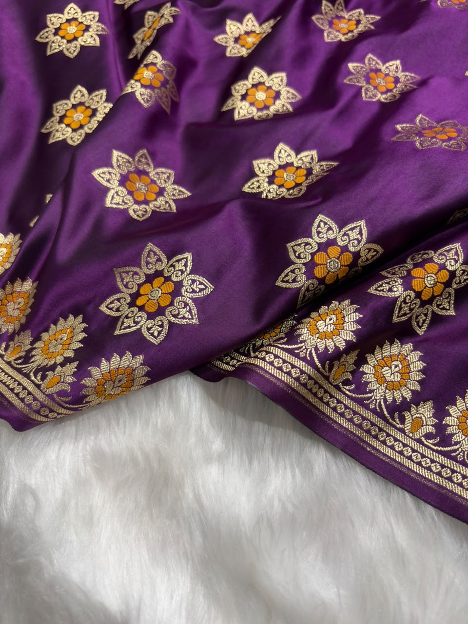 Banarasi Star Pattern with Unique Floral border Mashru Silk Saree in Purple Shades