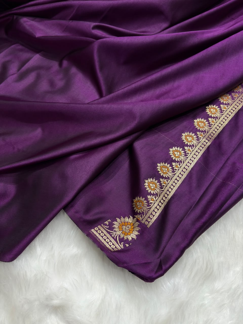 Banarasi Star Pattern with Unique Floral border Mashru Silk Saree in Purple Shades