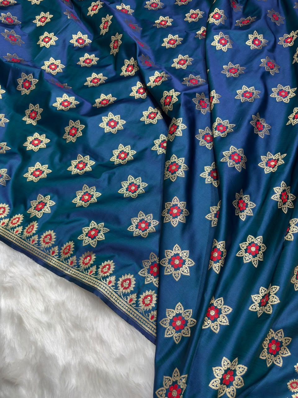 Banarasi Star Pattern with Unique Floral border Mashru Silk Saree in Peacock Blue Shades