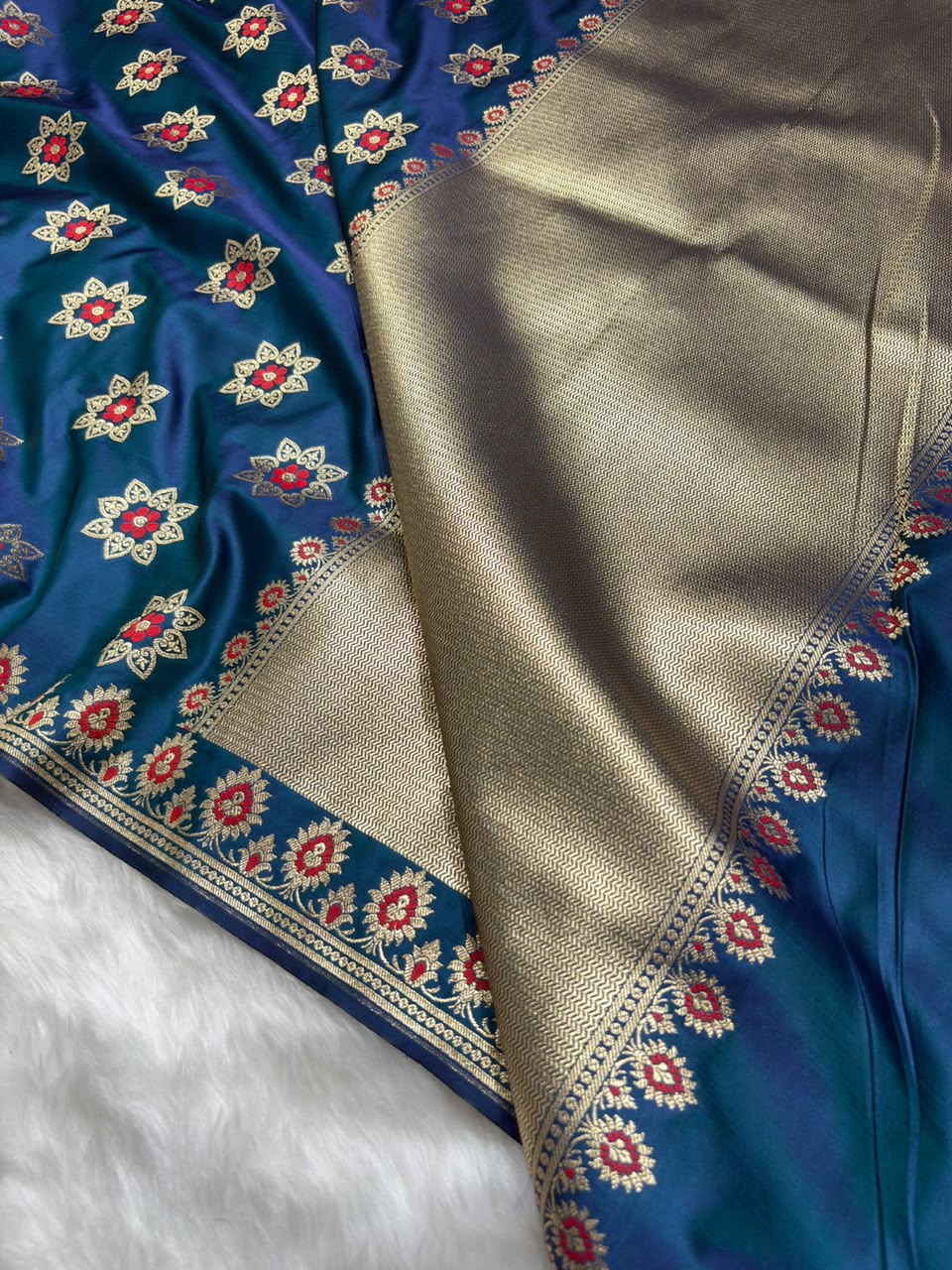 Banarasi Star Pattern with Unique Floral border Mashru Silk Saree in Peacock Blue Shades