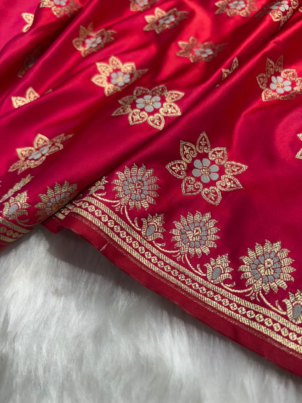 Banarasi Star Pattern with Unique Floral border Mashru Silk Saree in Purplish Red Shades