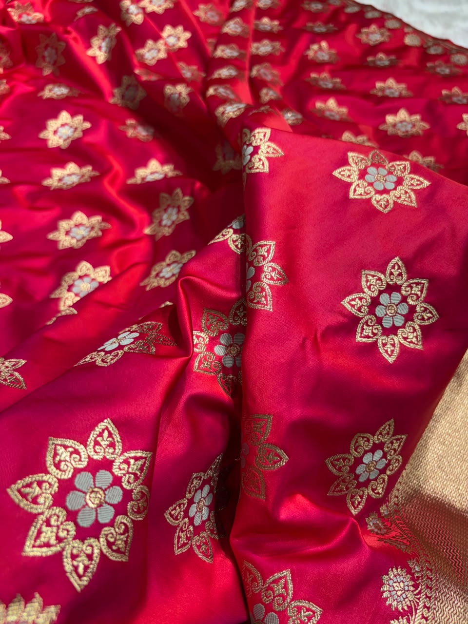 Banarasi Star Pattern with Unique Floral border Mashru Silk Saree in Purplish Red Shades
