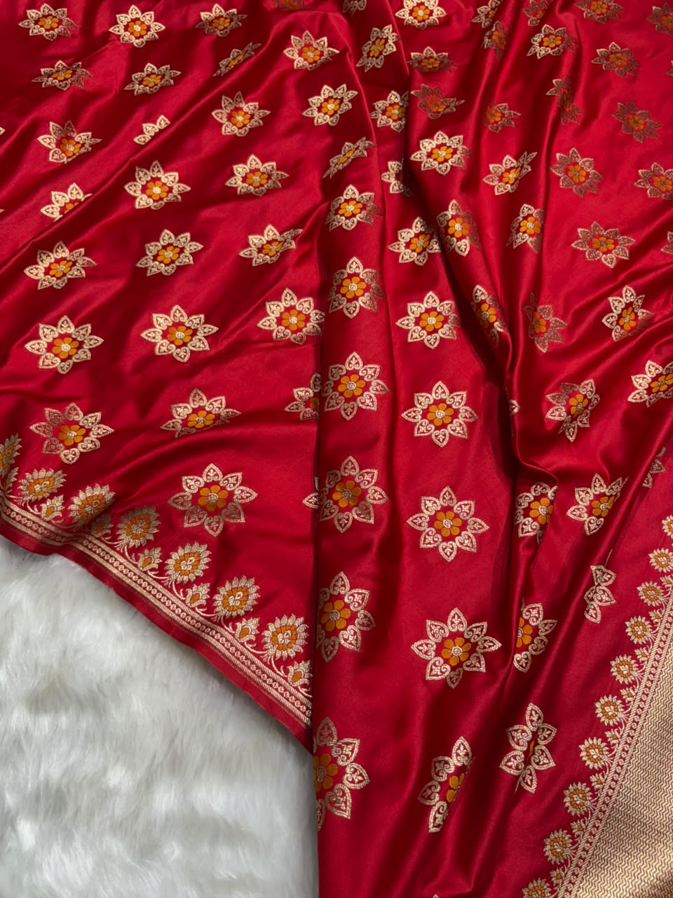 Banarasi Star Pattern with Unique Floral border Mashru Silk Saree in Red Shades