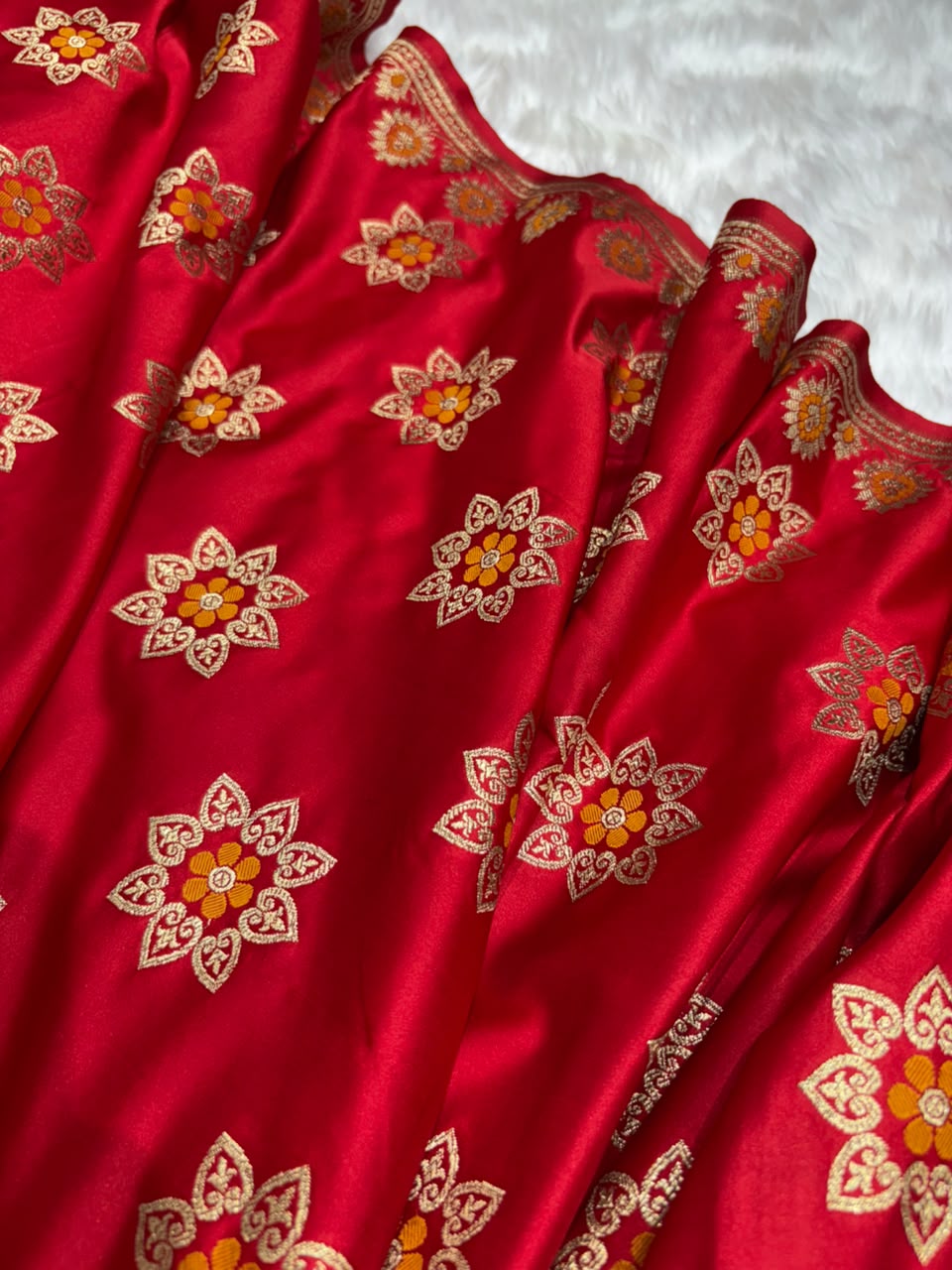 Banarasi Star Pattern with Unique Floral border Mashru Silk Saree in Red Shades
