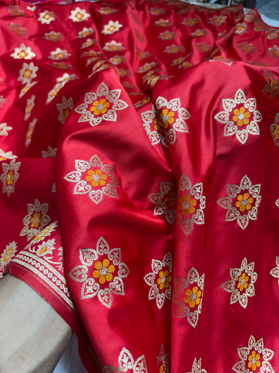 Banarasi Star Pattern with Unique Floral border Mashru Silk Saree in Red Shades