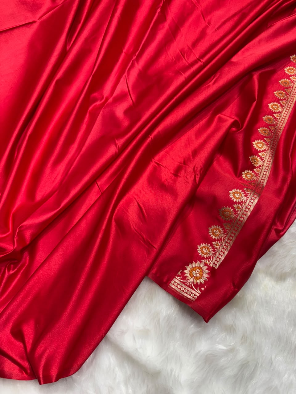 Banarasi Star Pattern with Unique Floral border Mashru Silk Saree in Red Shades