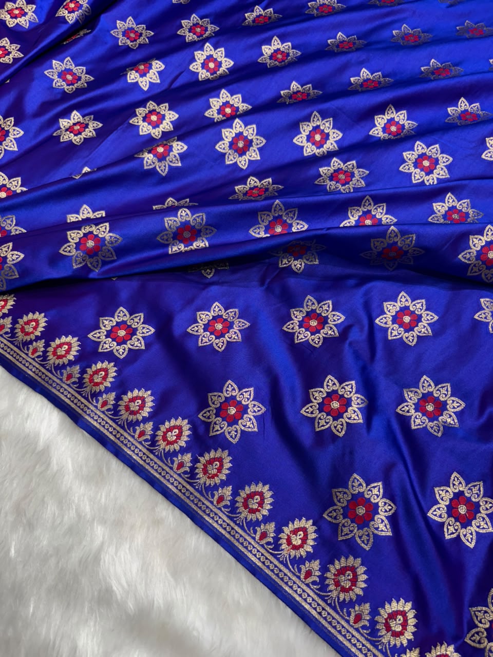 Banarasi Star Pattern with Unique Floral border Mashru Silk Saree in Royal Blue Shades