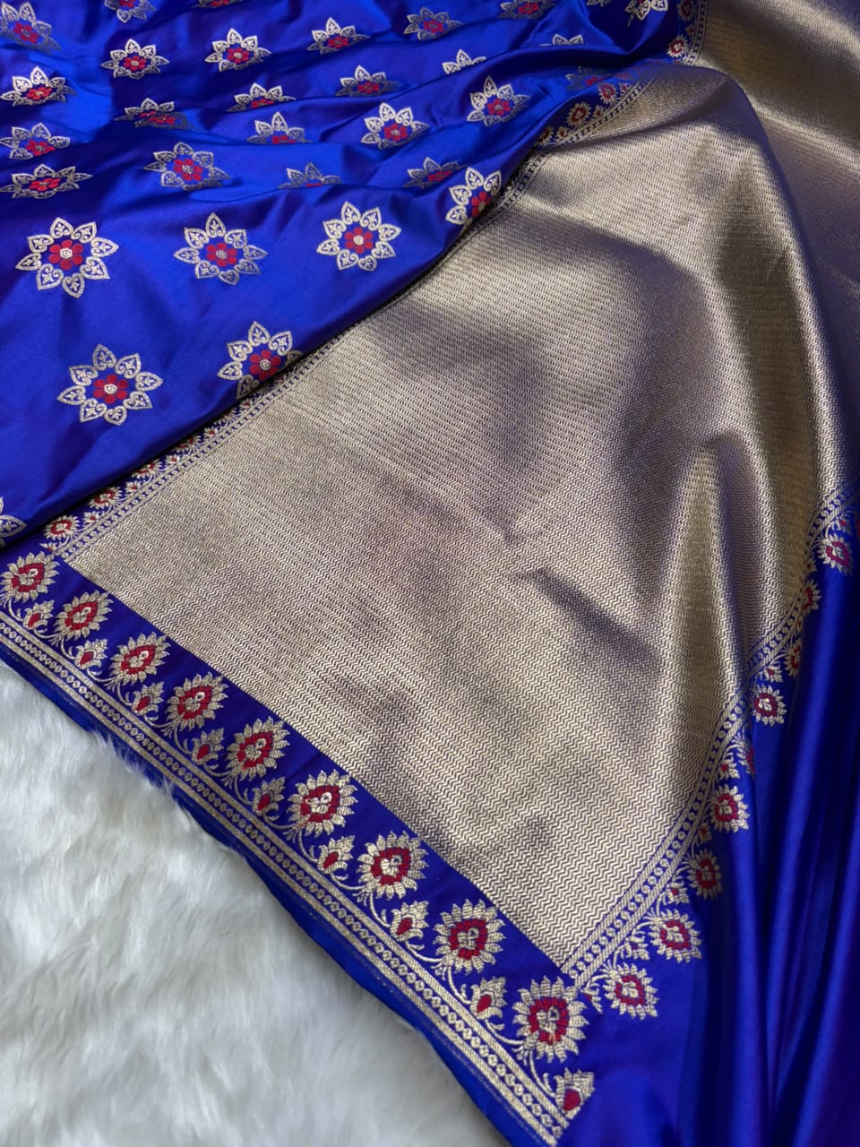 Banarasi Star Pattern with Unique Floral border Mashru Silk Saree in Royal Blue Shades