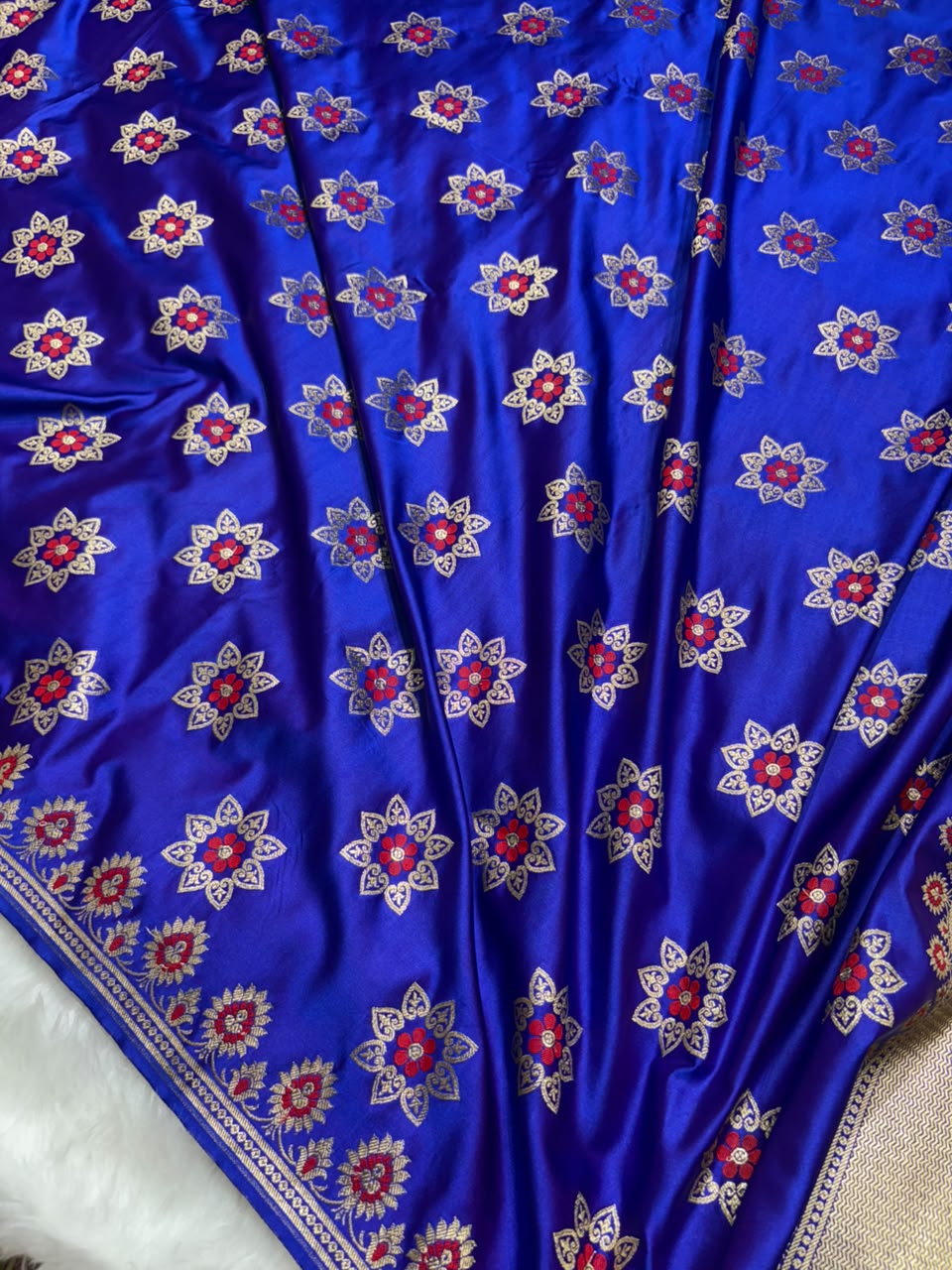 Banarasi Star Pattern with Unique Floral border Mashru Silk Saree in Royal Blue Shades