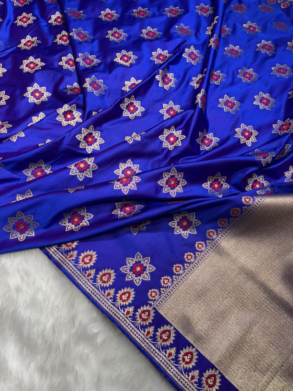 Banarasi Star Pattern with Unique Floral border Mashru Silk Saree in Royal Blue Shades