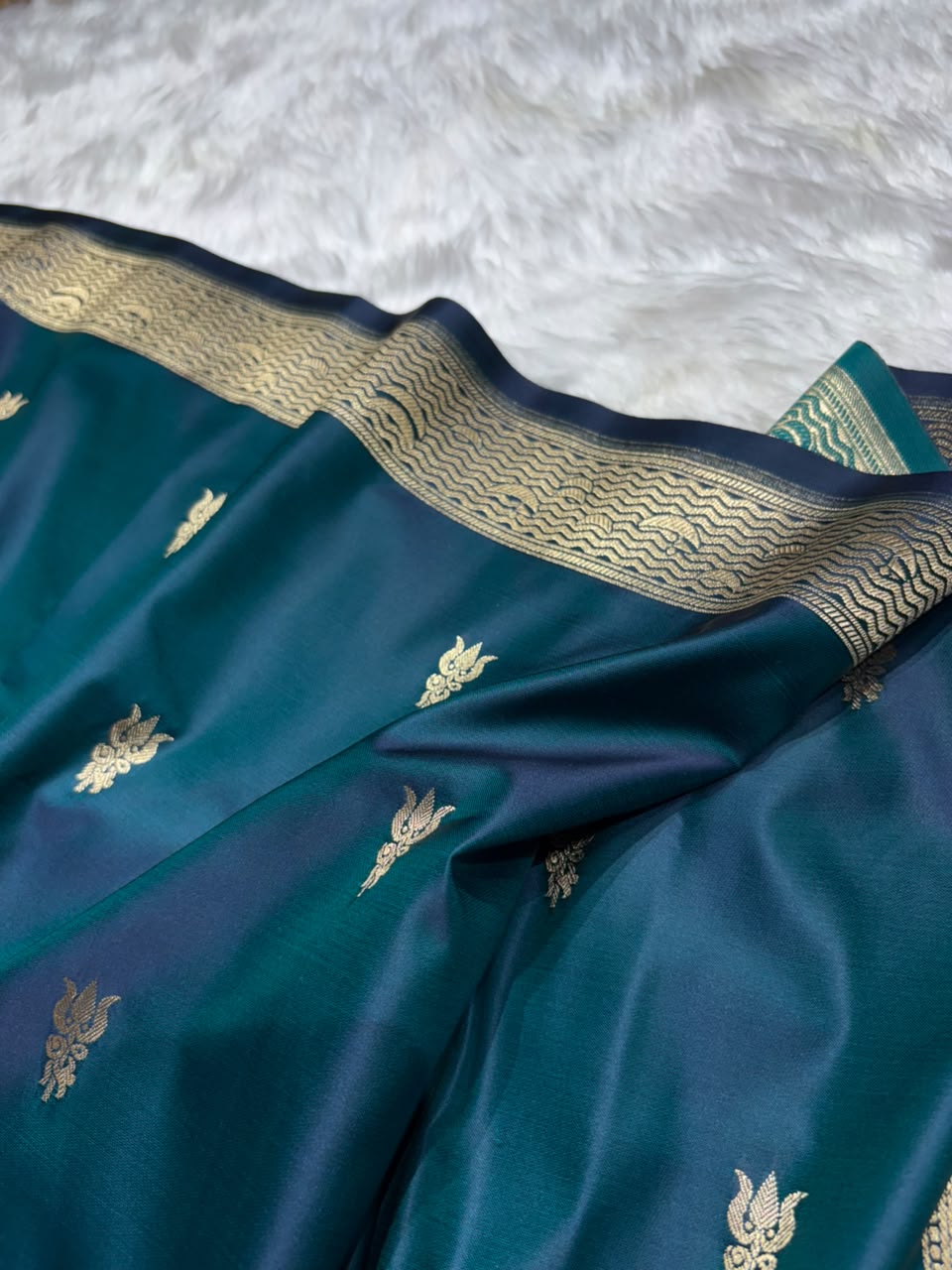 Peacock Shades Banarasi Unique Ghat Pattern Mashru Silk Saree