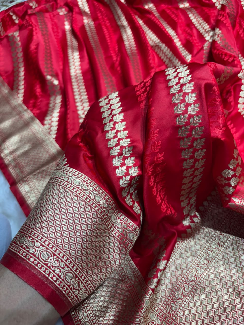 Red Shades Floral Cross Banarasi Mashru Silk Saree