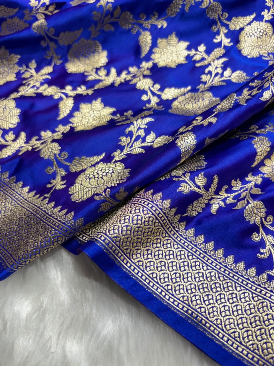 Royal Purple Shades Floral Jaal Pattern Mashru Silk Saree