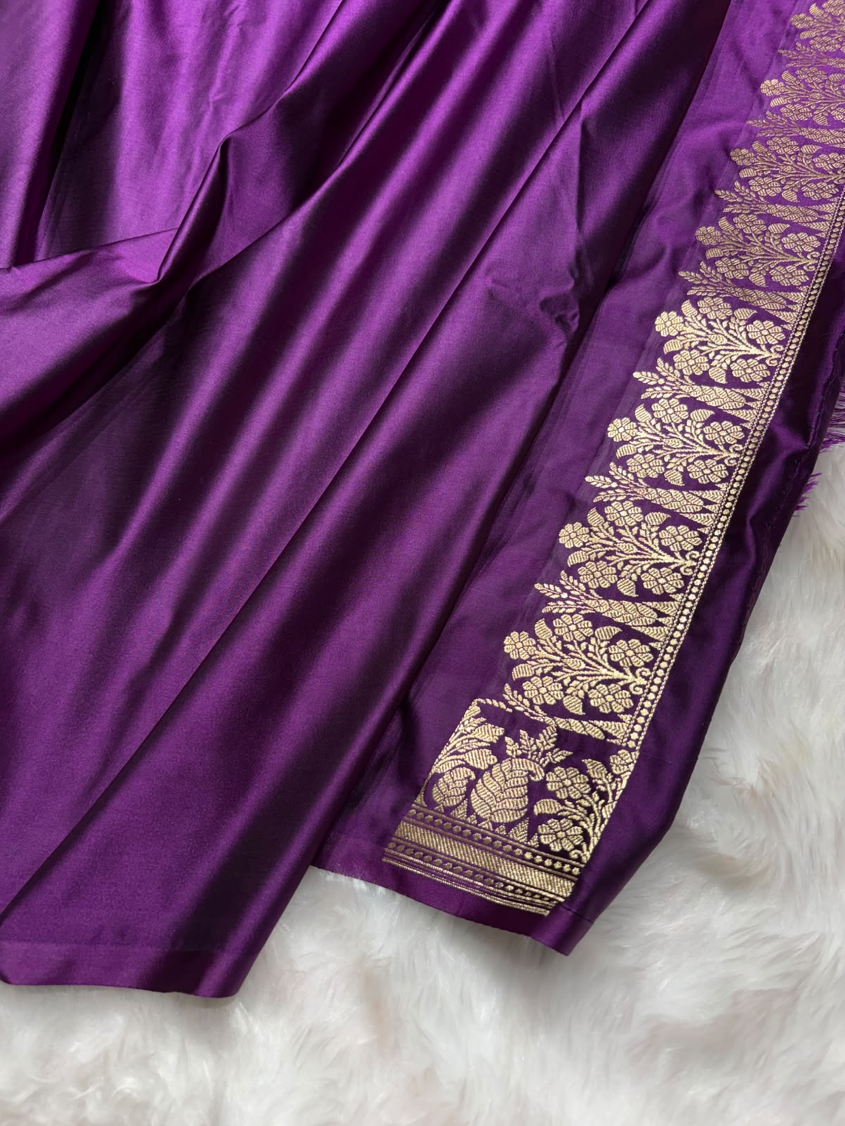 Wine Purple Shades Banarasi Booti with Floral Border Mashru Silk Saree
