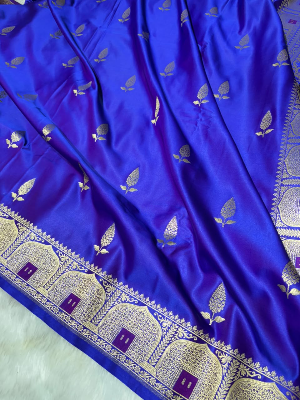 Banarasi Royal Purple Shades Booti with Unique Border and Pallu Mashru Silk Saree