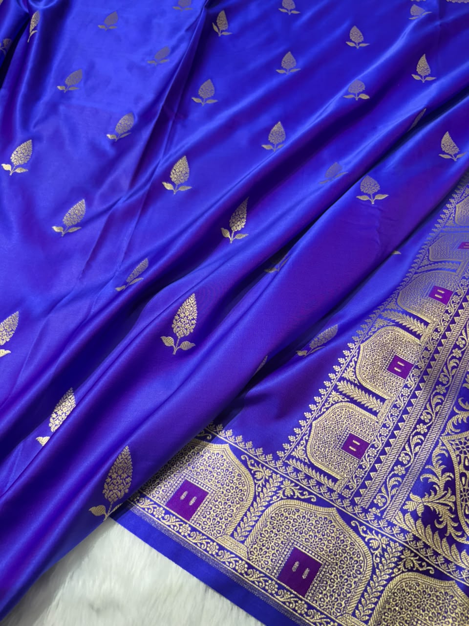 Banarasi Royal Purple Shades Booti with Unique Border and Pallu Mashru Silk Saree