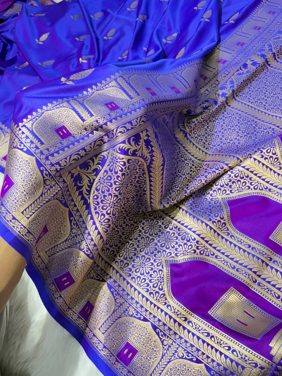 Banarasi Royal Purple Shades Booti with Unique Border and Pallu Mashru Silk Saree
