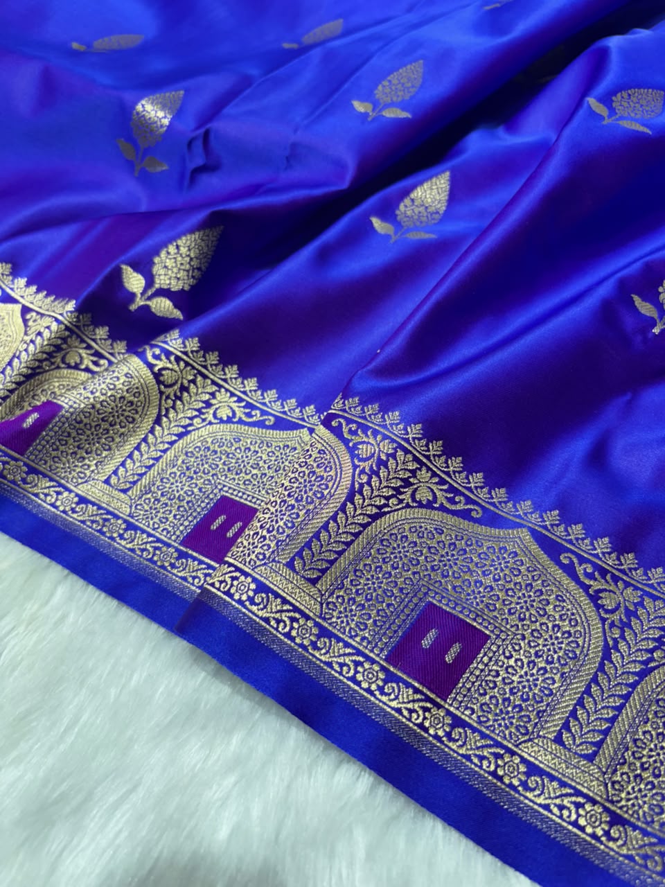 Banarasi Royal Purple Shades Booti with Unique Border and Pallu Mashru Silk Saree
