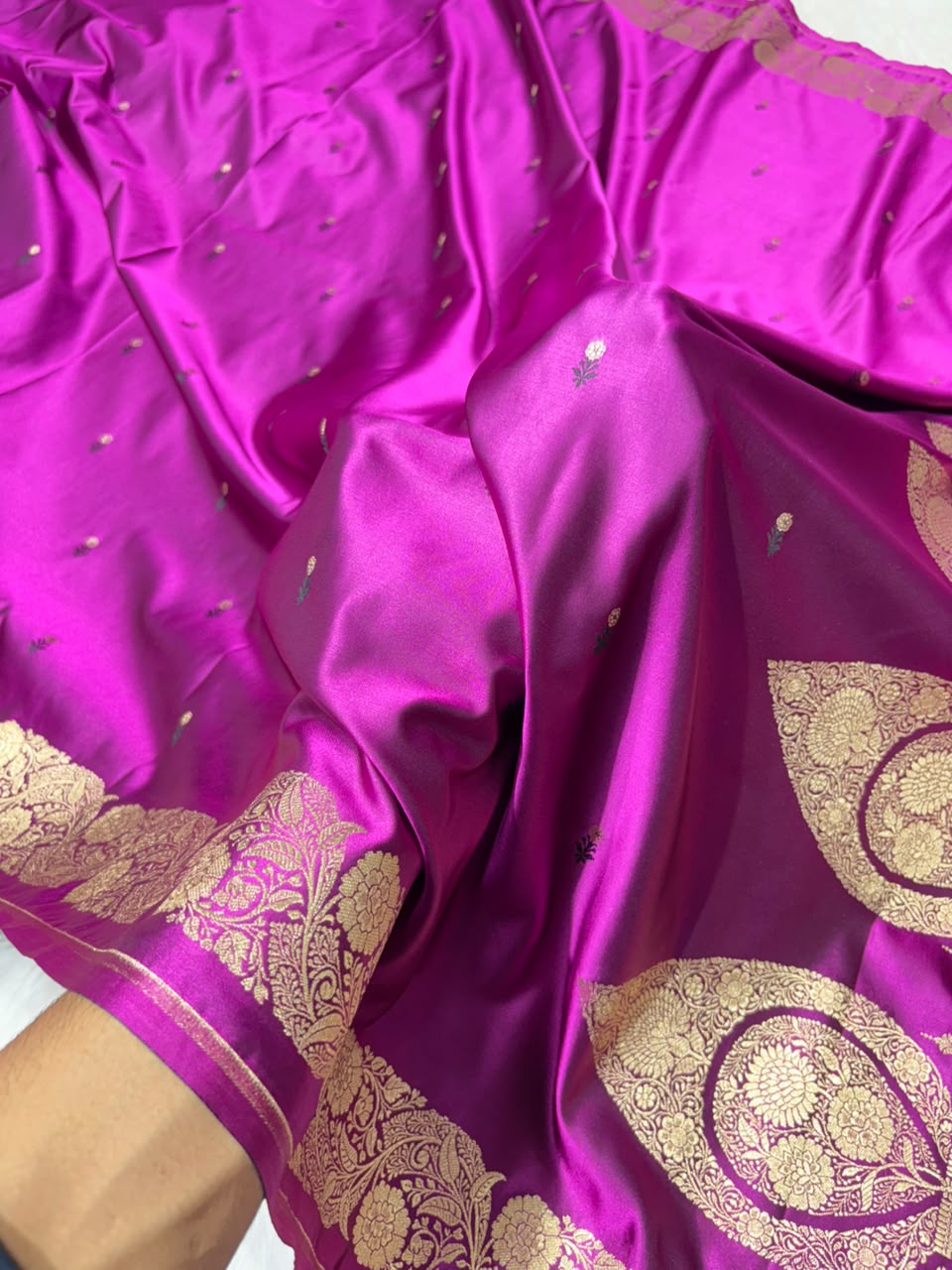 Royal Magenta Shades Floral Booti with Floral Pallu Mashru Silk Saree 