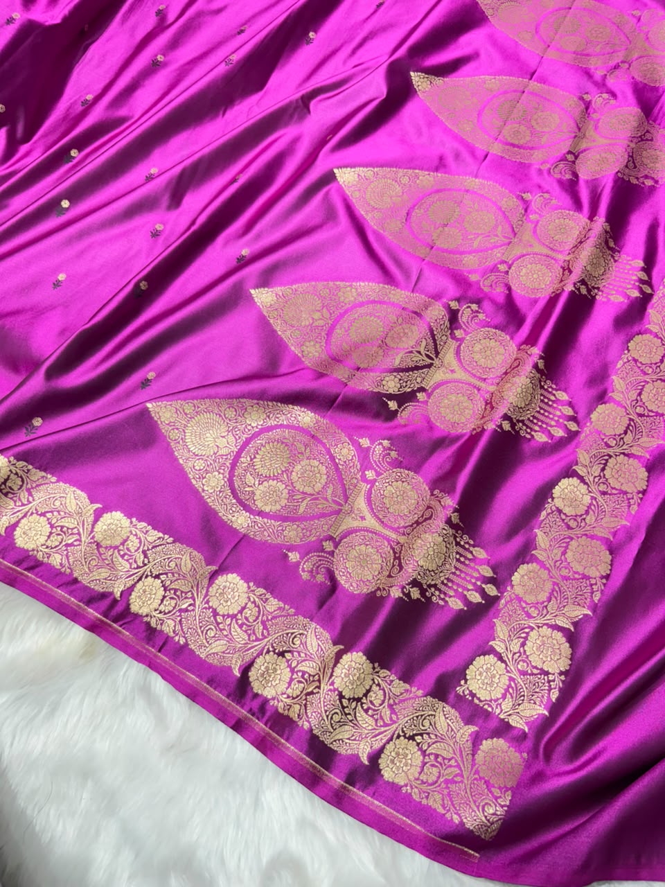 Royal Magenta Shades Floral Booti with Floral Pallu Mashru Silk Saree 