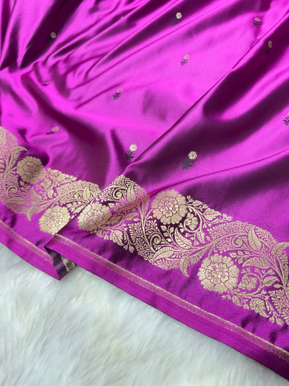Royal Magenta Shades Floral Booti with Floral Pallu Mashru Silk Saree 
