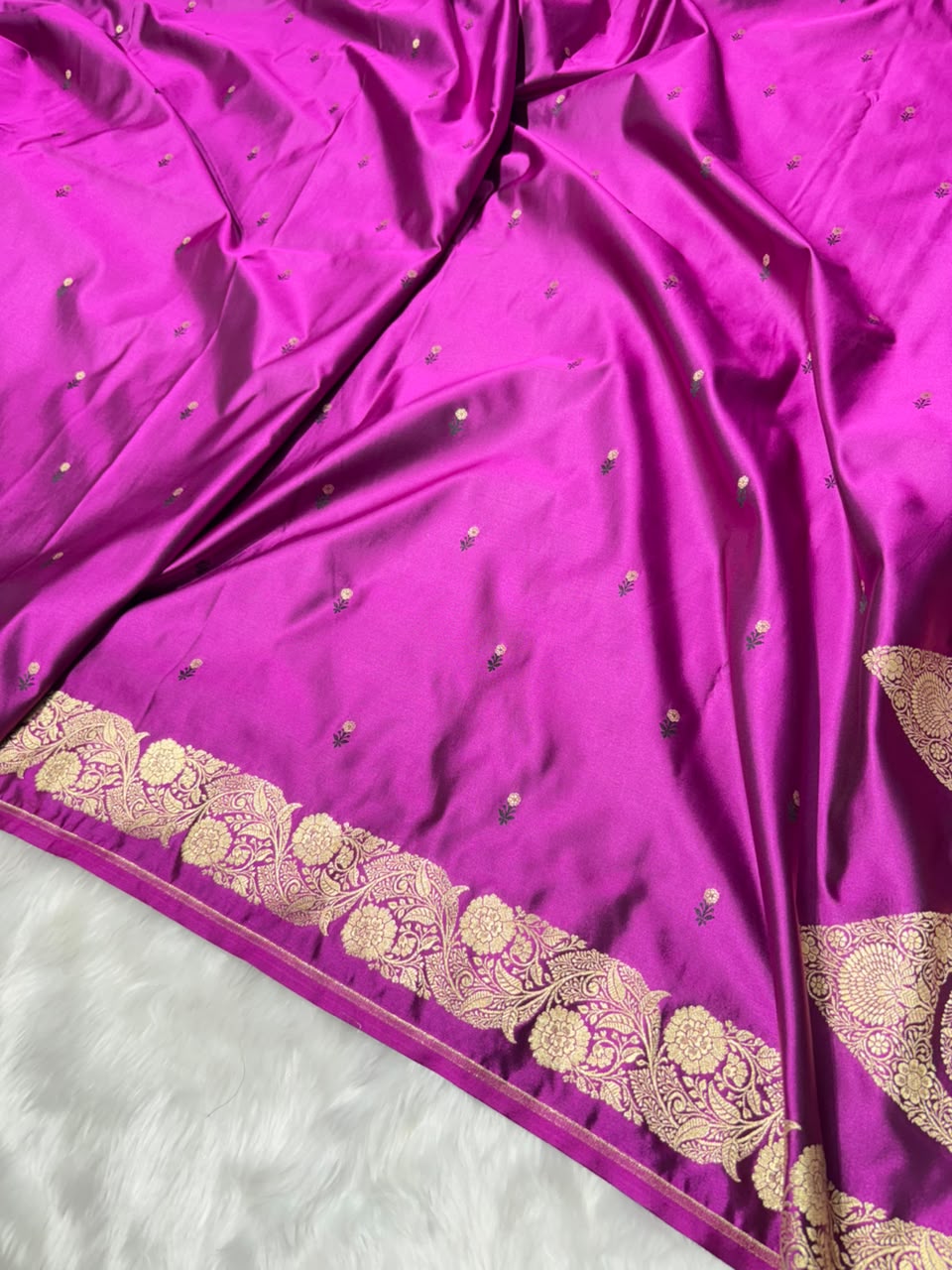Royal Magenta Shades Floral Booti with Floral Pallu Mashru Silk Saree 